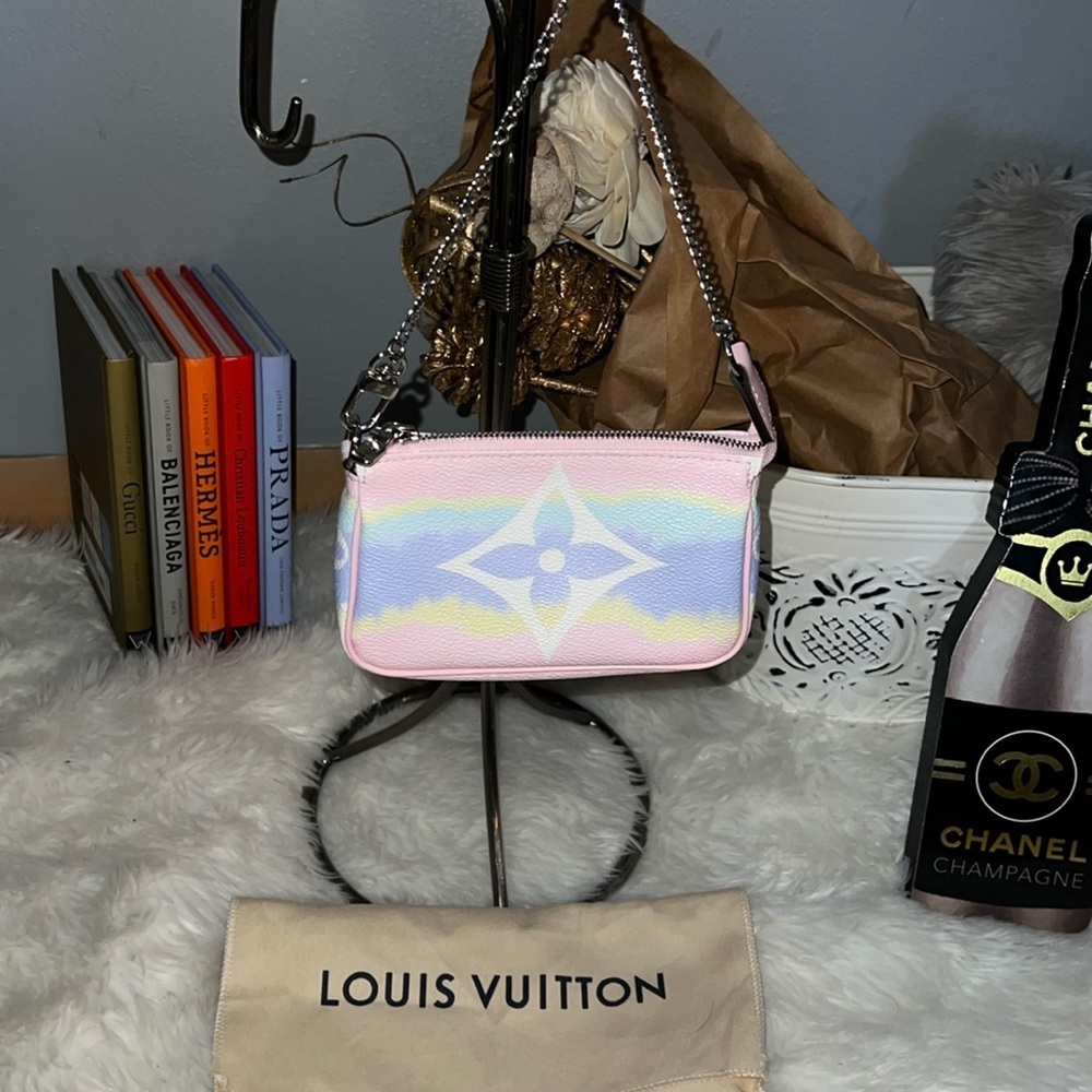 LOUIS VUITTON Escale Mini Pochette Accessoires Pastel Monogram LV - Picture 2 of 9